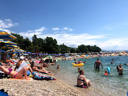 Foto von Podvorska beach und die siedlung