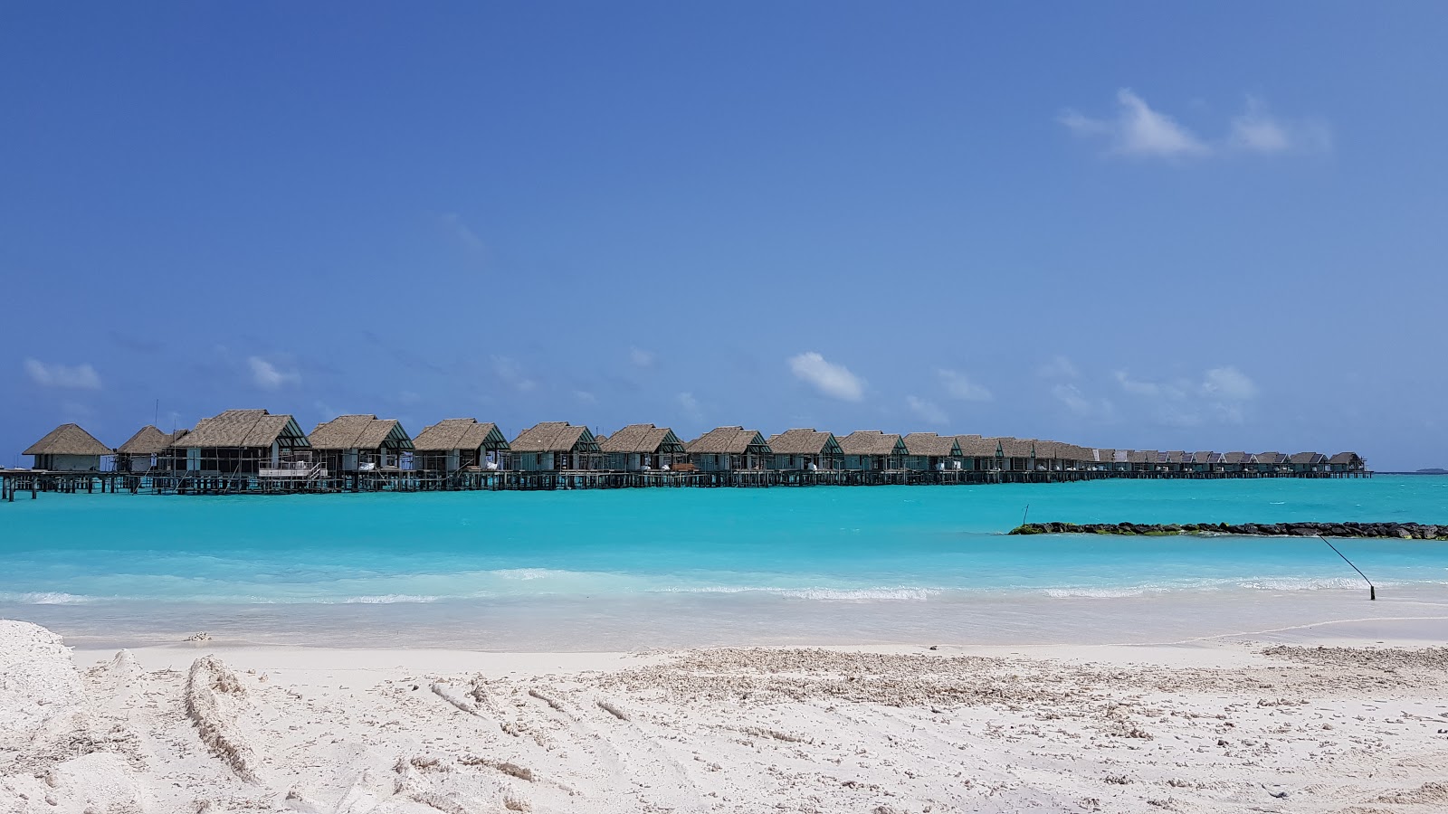 Foto van Aarah Island Strand met recht en lang