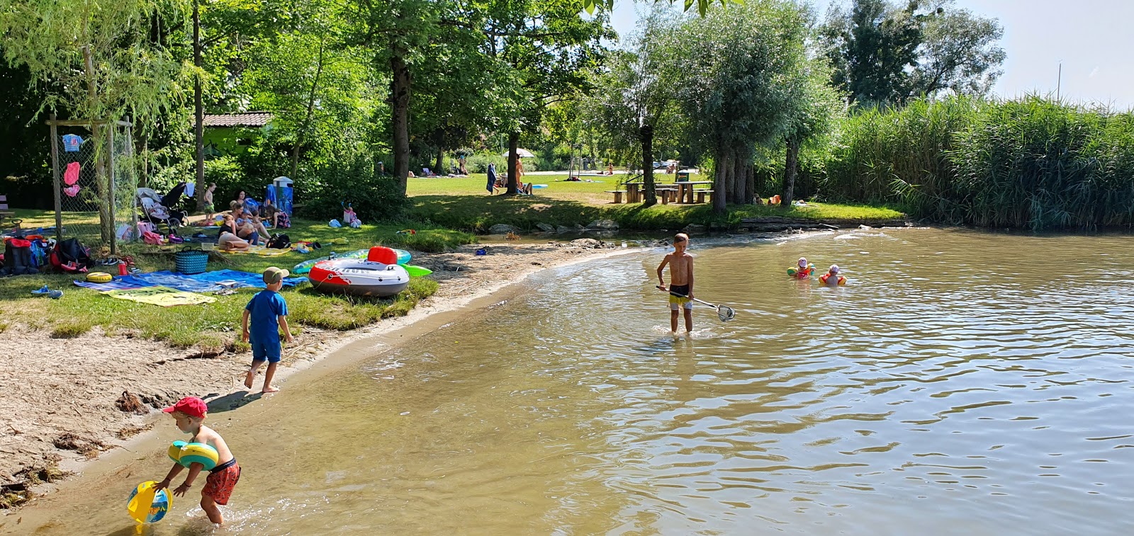 Foto av Muntelier Strandbad med gräs yta