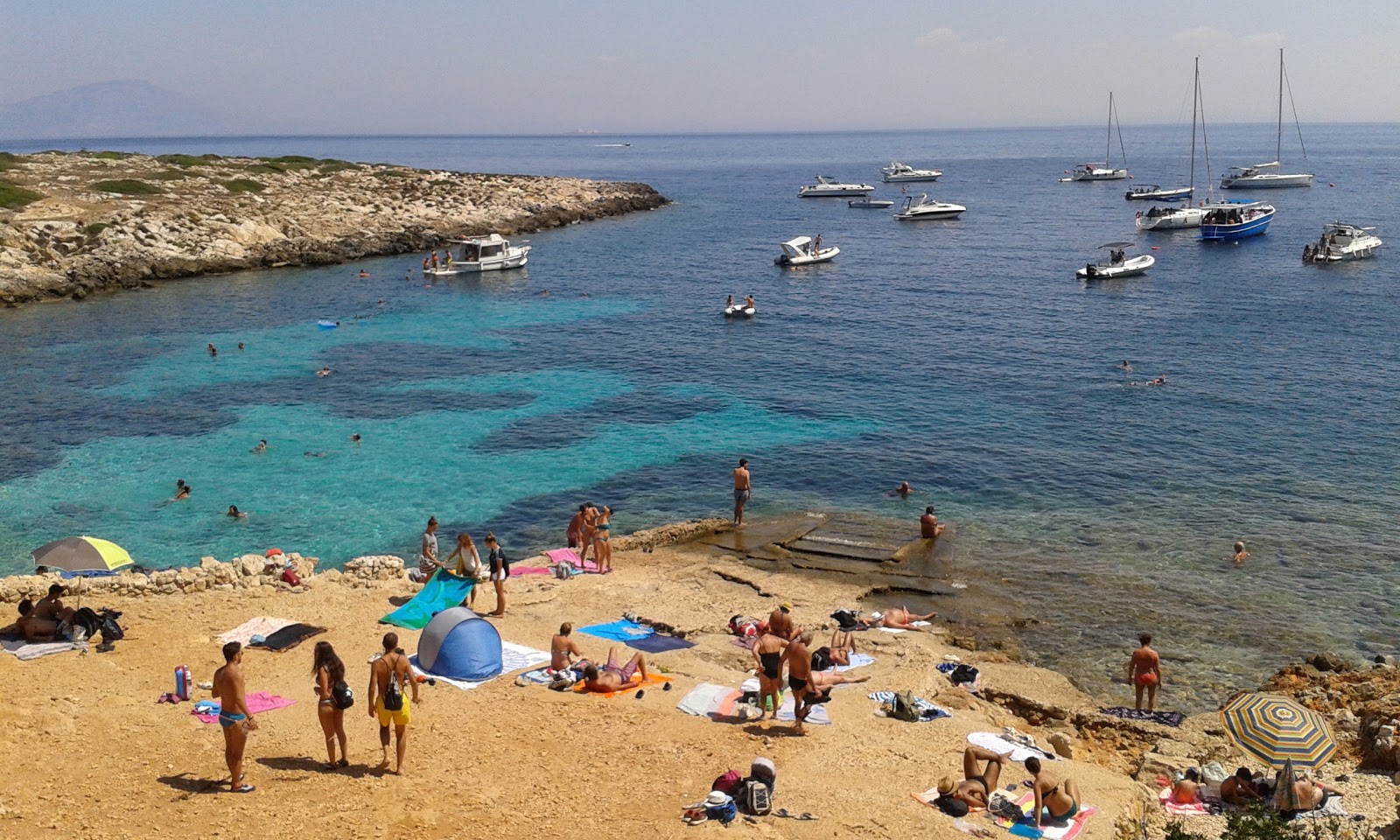 Zdjęcie Spiaggia di Cala Minnola z powierzchnią rocky shore
