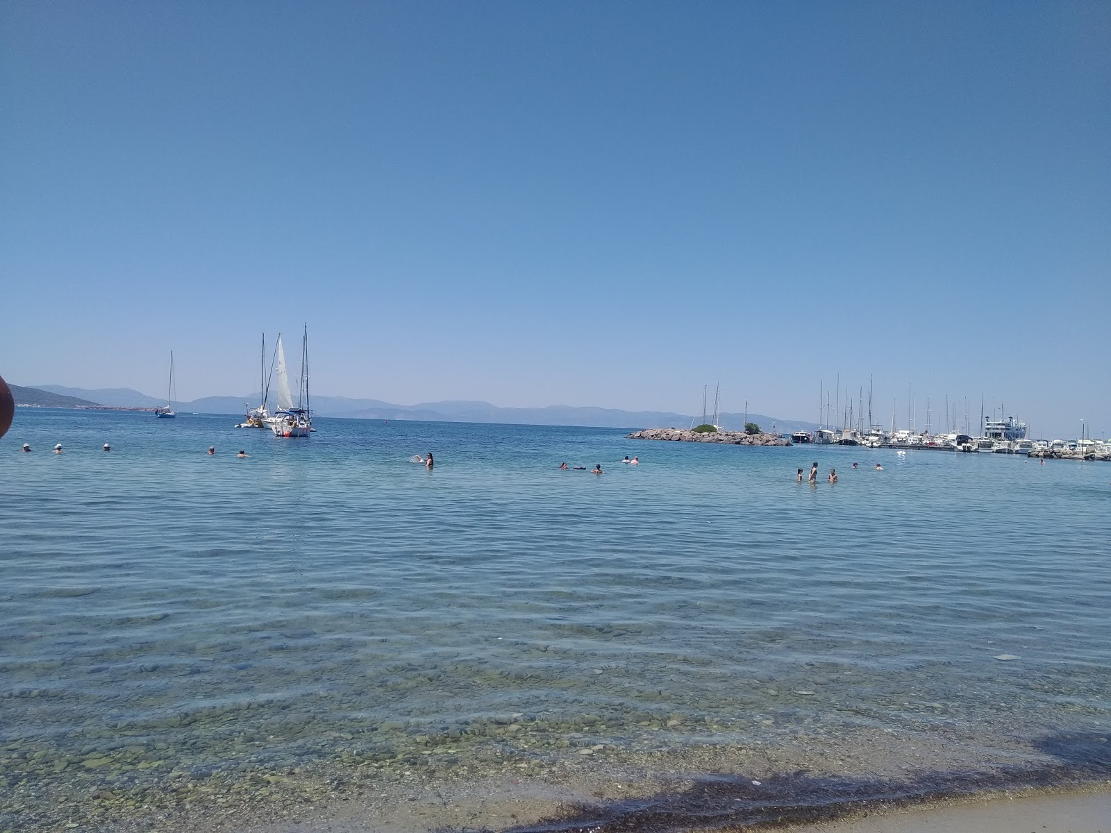 Paralia Panagitsa'in fotoğrafı - rahatlamayı sevenler arasında popüler bir yer