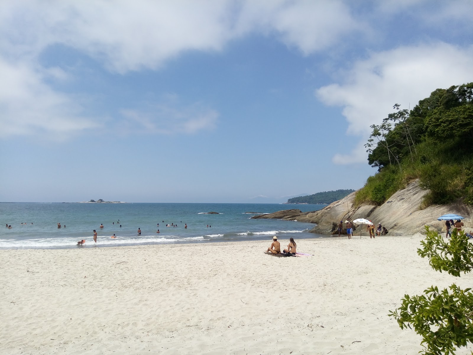 Foto von Praia da Vila Residencial von Klippen umgeben