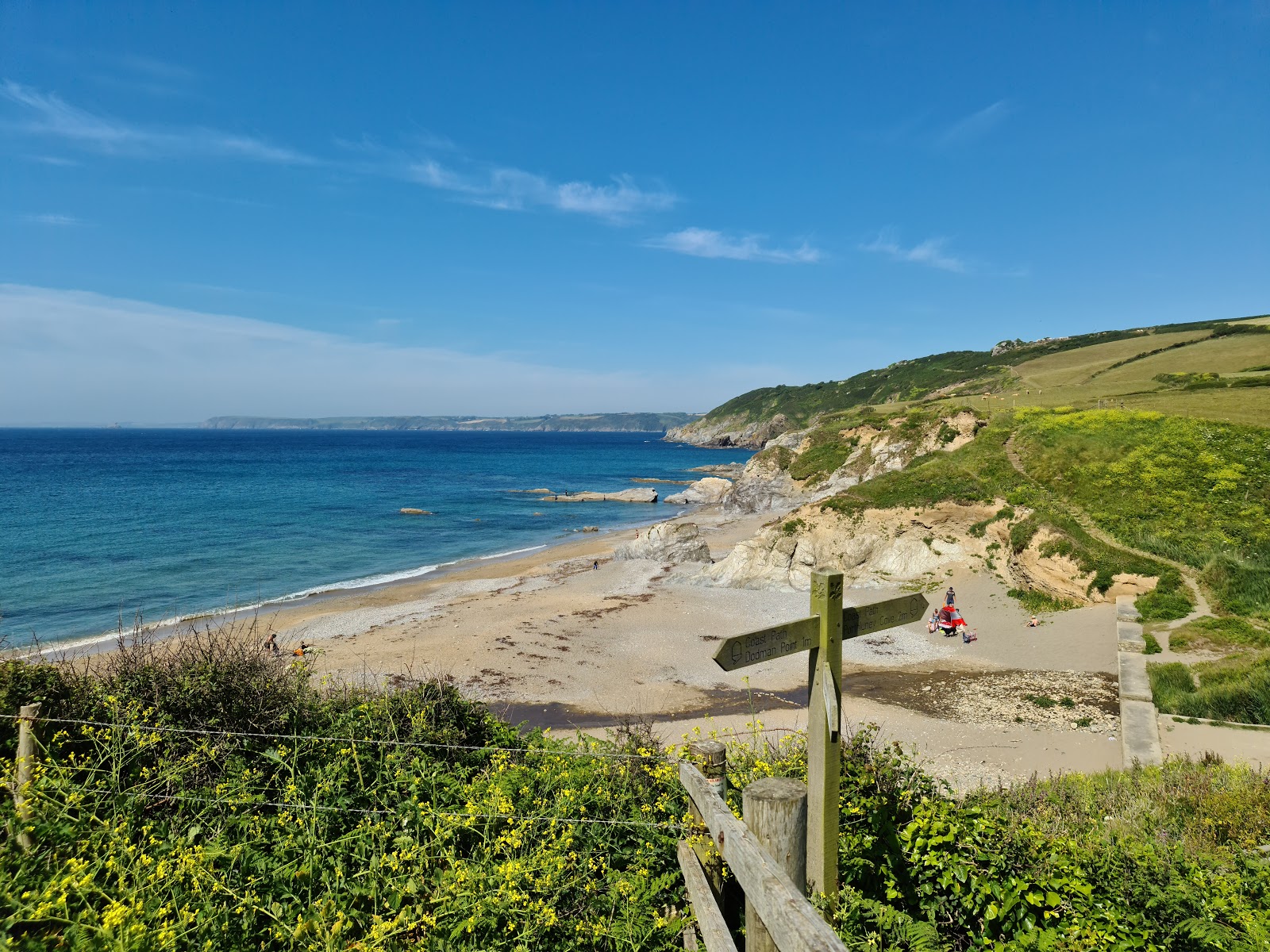 Foto av Hemmick beach omgiven av berg