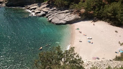 Aliki beach II'in fotoğrafı küçük koy ile birlikte