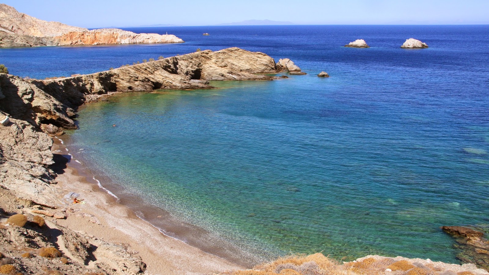 Foto di Vitsentzou Beach con una superficie del piccoli ciottoli grigi