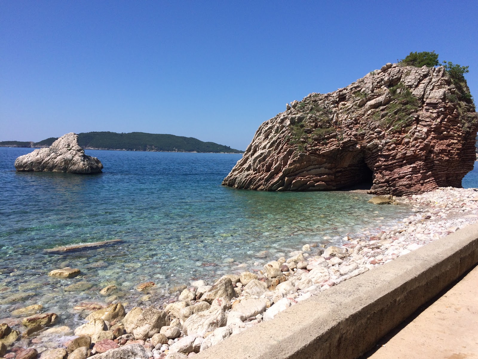 Rafailovici beach的照片 带有碧绿色水表面