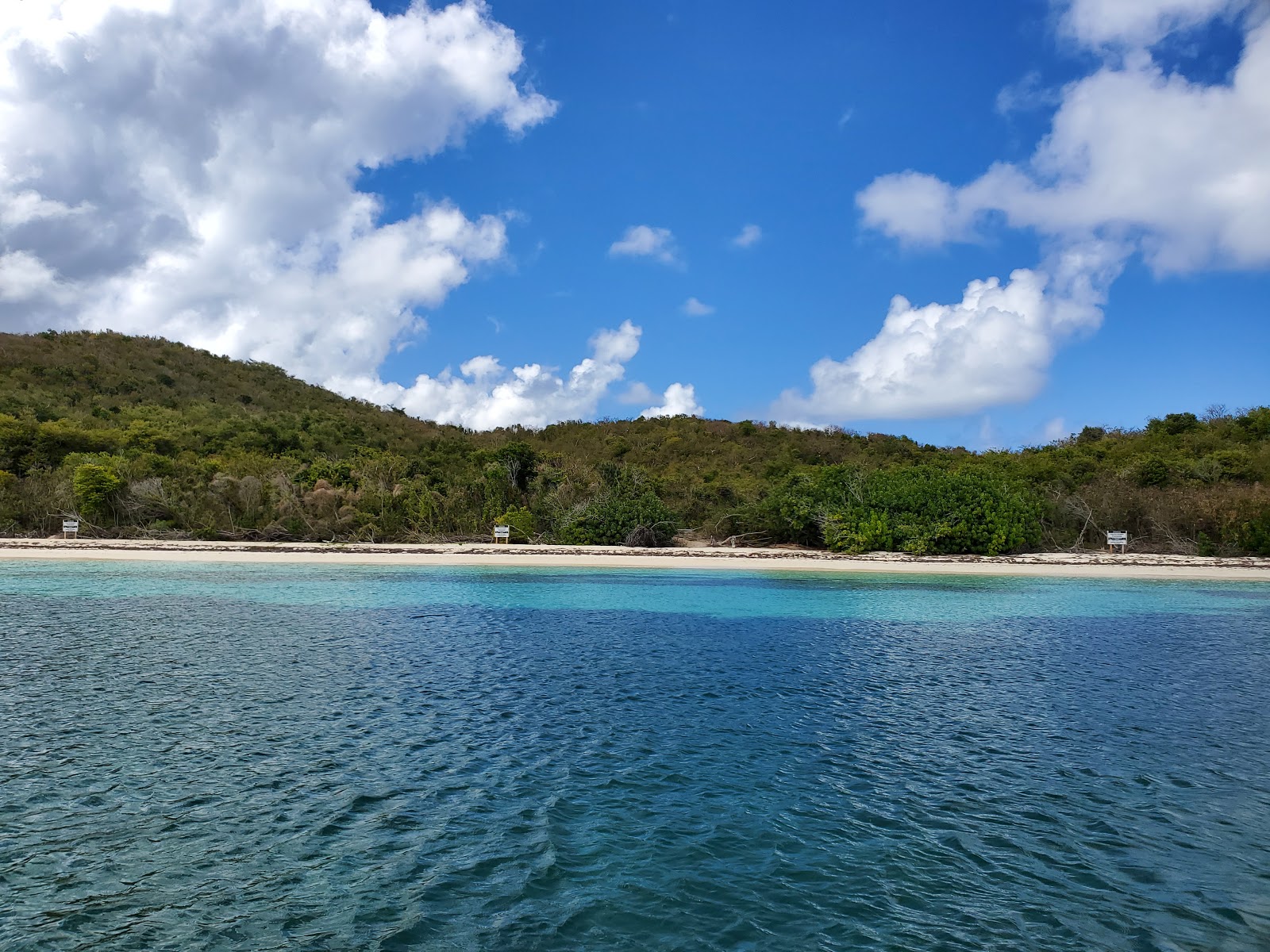 Photo de Playa Cayo Pineiro avec l'eau cristalline de surface