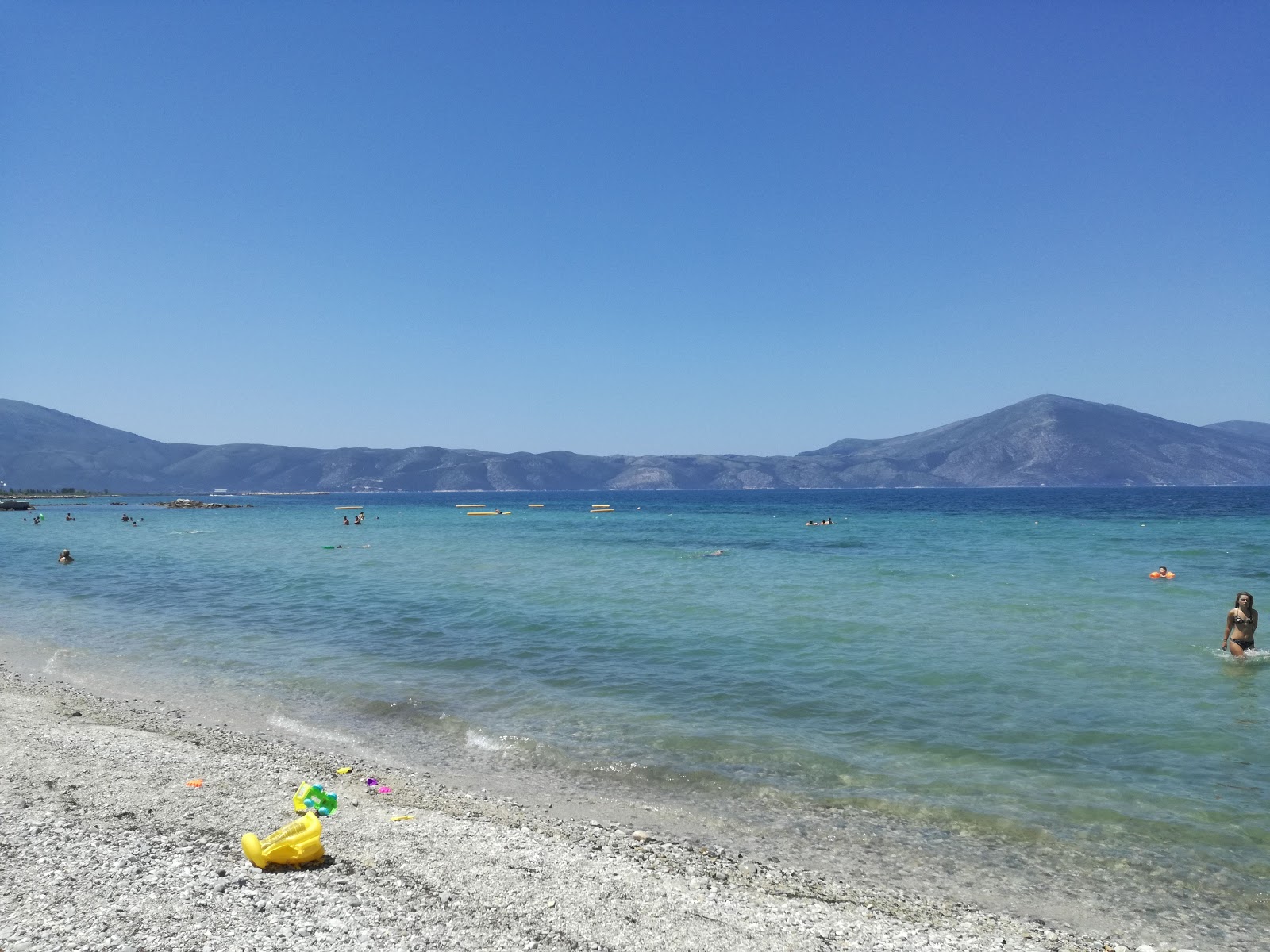 Photo de Plazhi Bojo protégé par des falaises