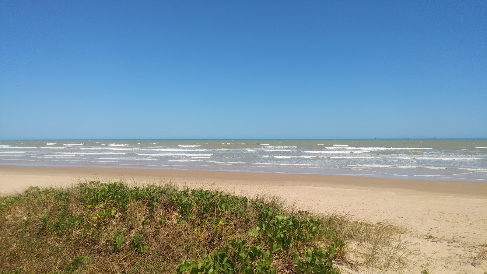 Foto van Praia de Atalaia Nova met turquoise puur water oppervlakte