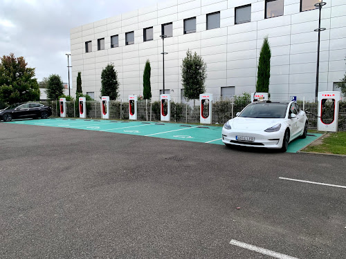 Borne de recharge de véhicules électriques Tesla Supercharger Pau