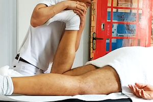 Massagem Sueca | Desportiva | Reflexologia | Ventosas image