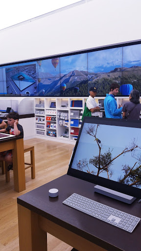 Computer Store «Microsoft Store - Roosevelt Field», reviews and photos, 630 Old Country Rd, Garden City, NY 11530, USA