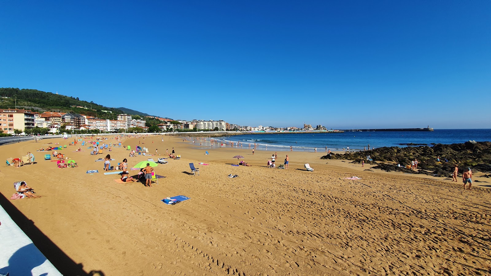 Photo de Playa de Brazomar avec baie longue