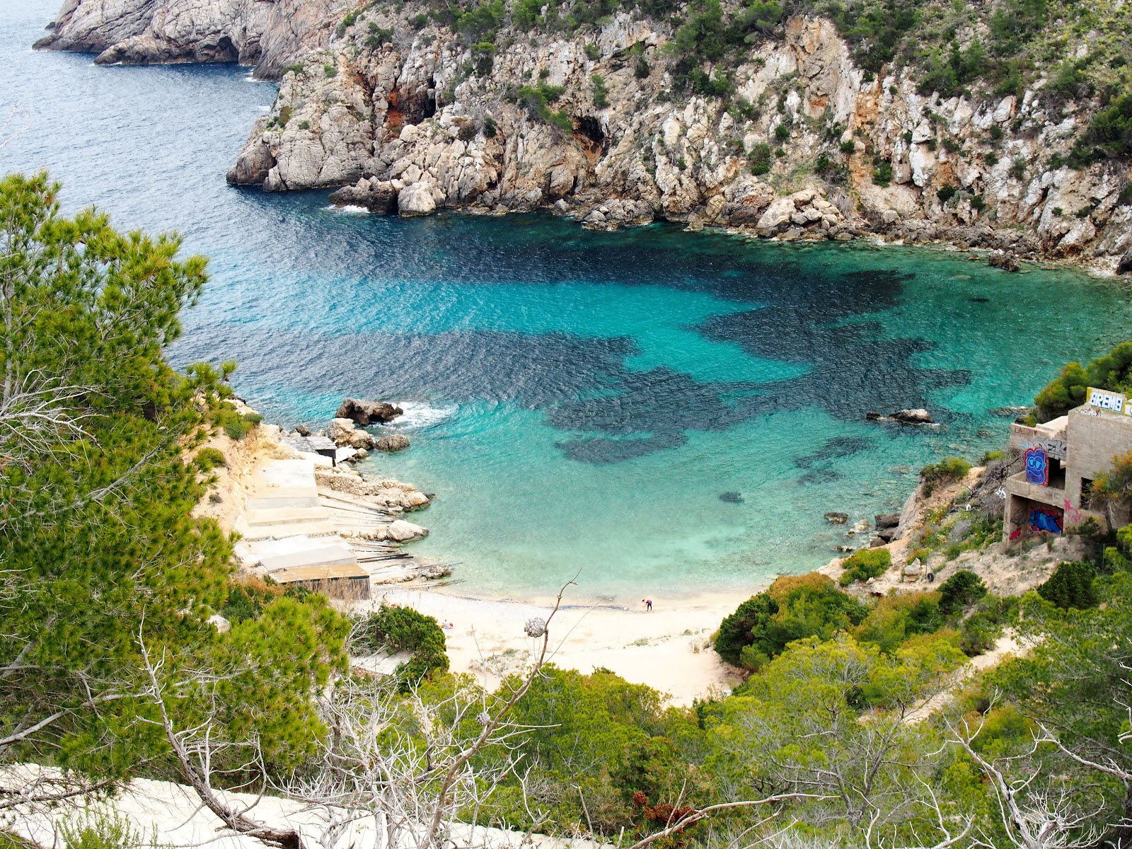 Cala D'en Serra的照片 带有棕色沙和岩石表面