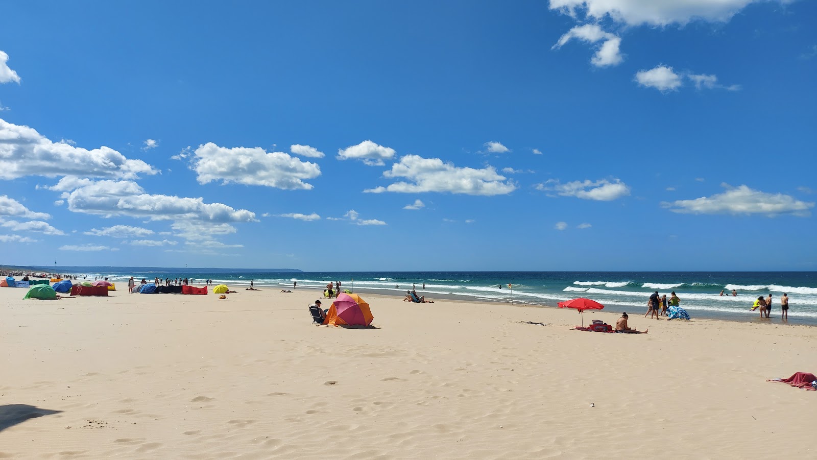 Φωτογραφία του Παραλία Ρέι με φωτεινή λεπτή άμμο επιφάνεια