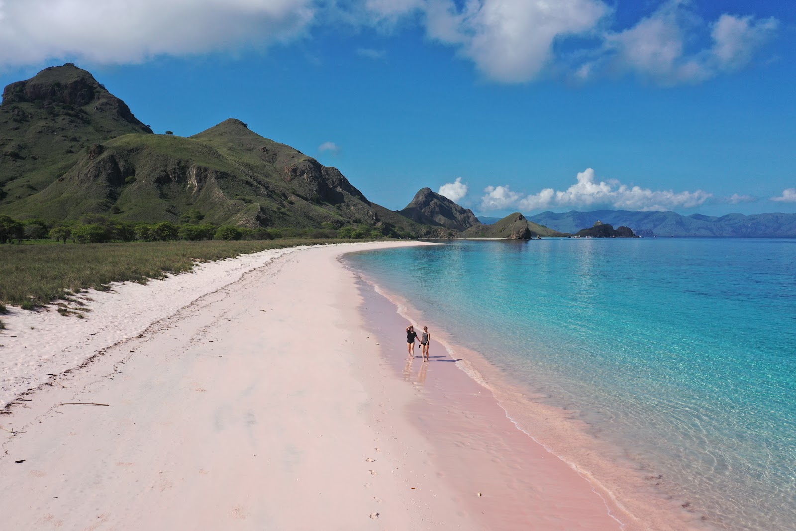 Photo de Pink Beach Padar avec sable rose de surface