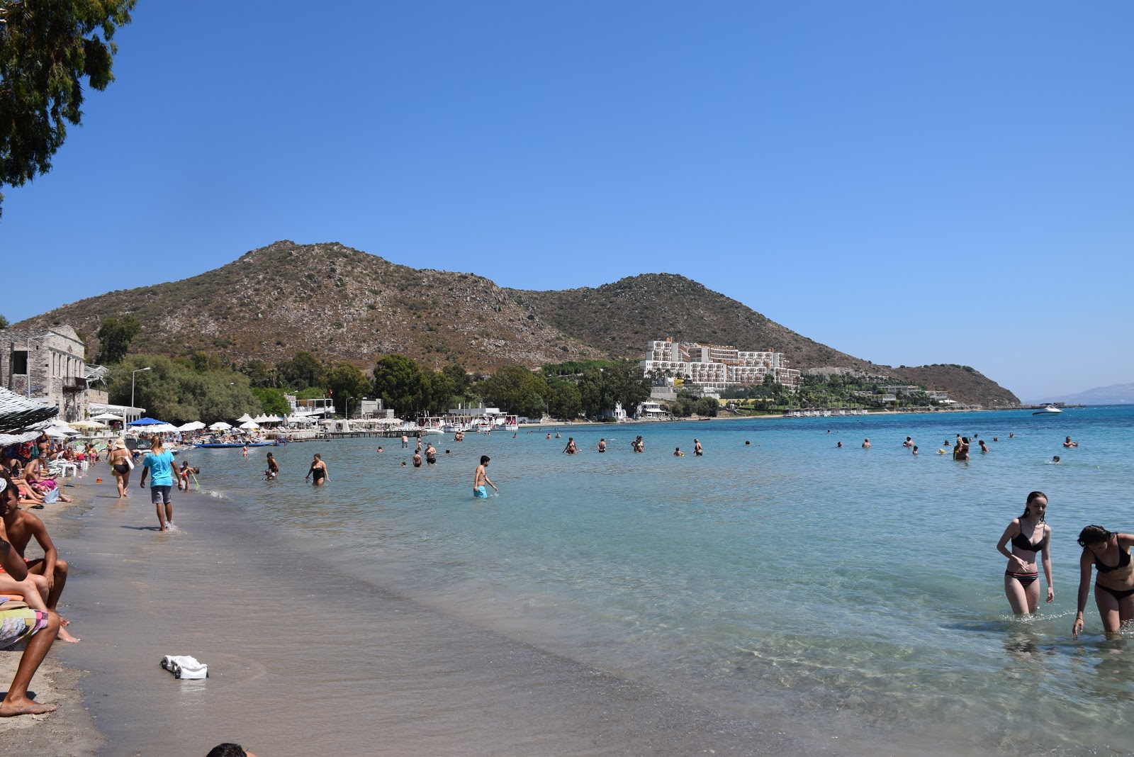 Foto di Zorba beach con una superficie del piccoli ciottoli beige