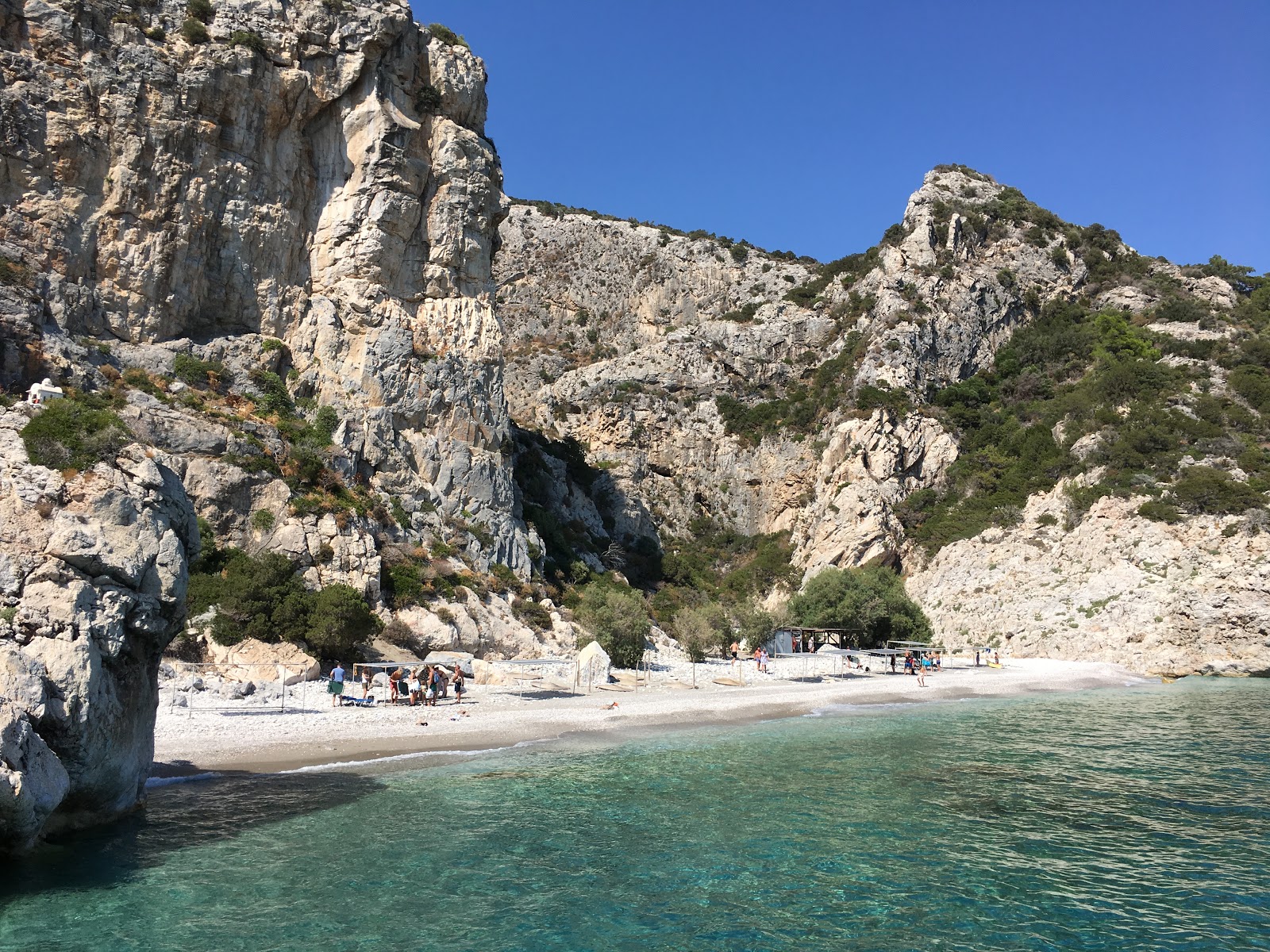 Paralia Kakorema'in fotoğrafı küçük koy ile birlikte