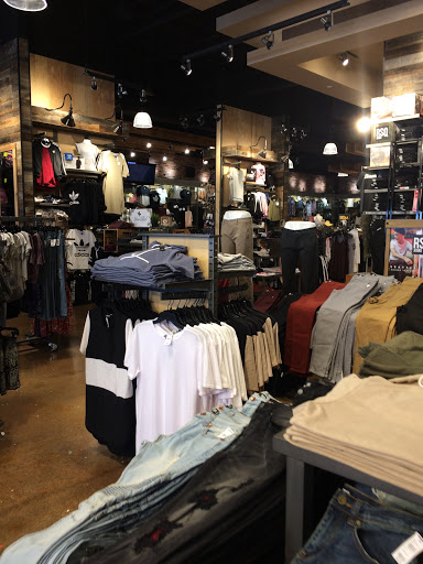 Clothing Store «Tillys», reviews and photos, 343 N Alafaya Trail, Orlando, FL 32828, USA