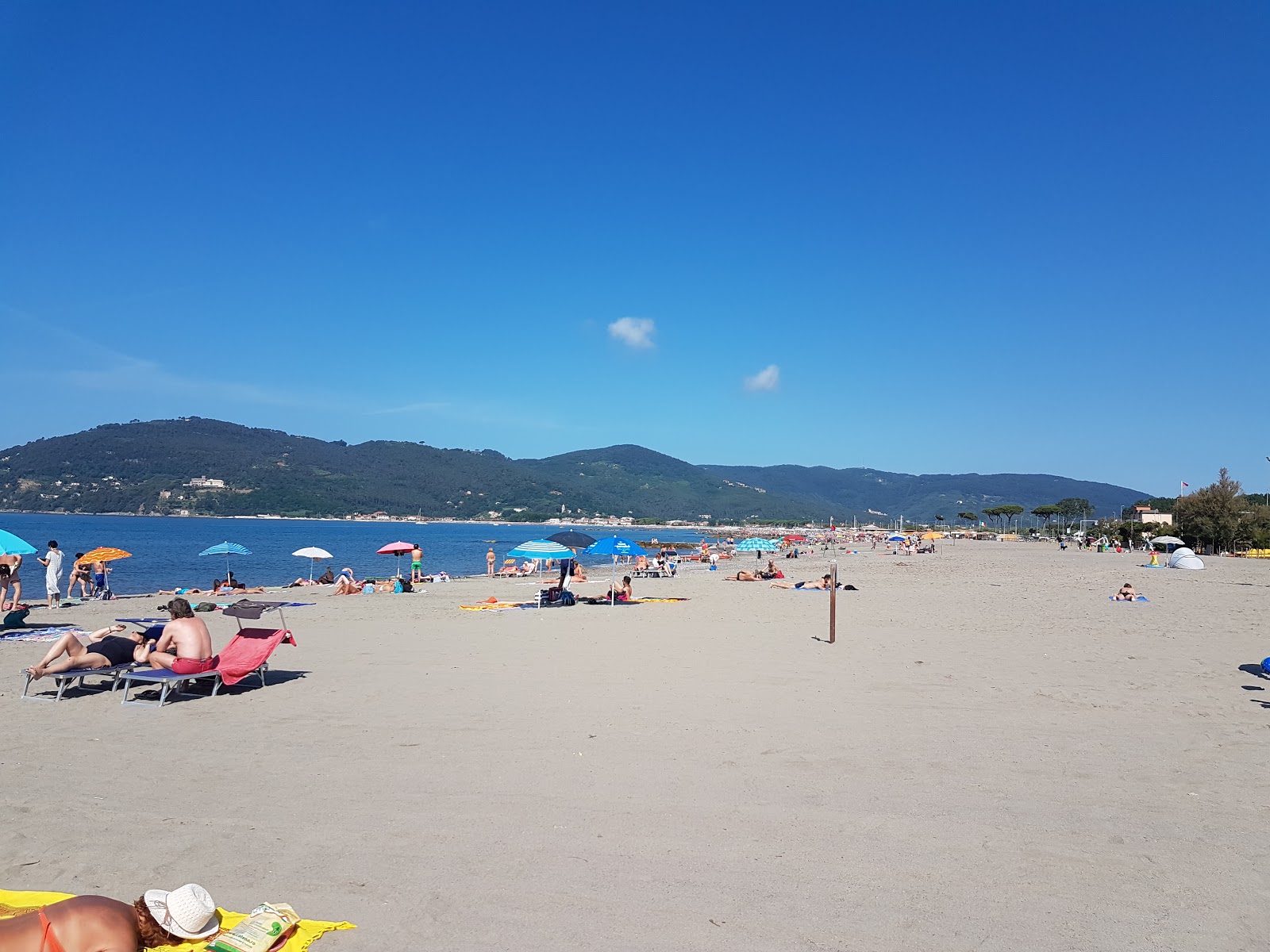 Fotografija Spiaggia di Marinella di Sarzana z svetel pesek površino