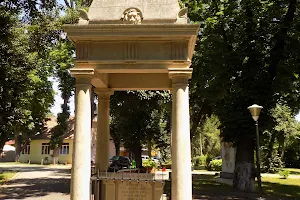 Students' Monument image