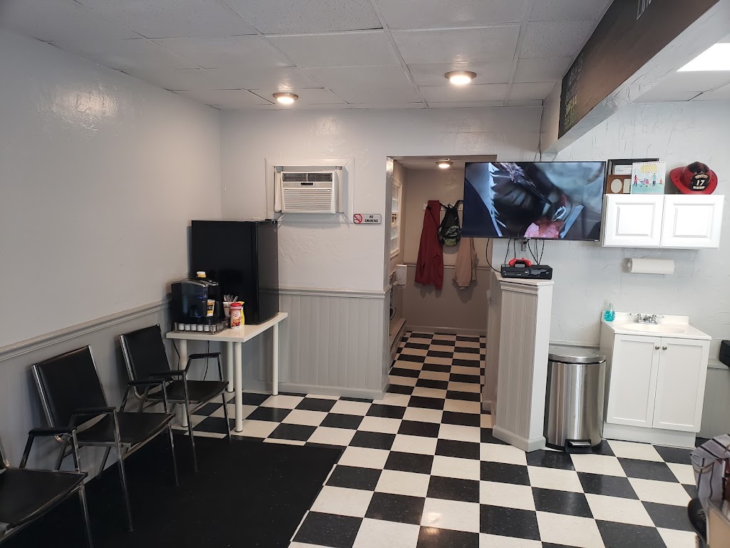 Woody's Barbershop 15216