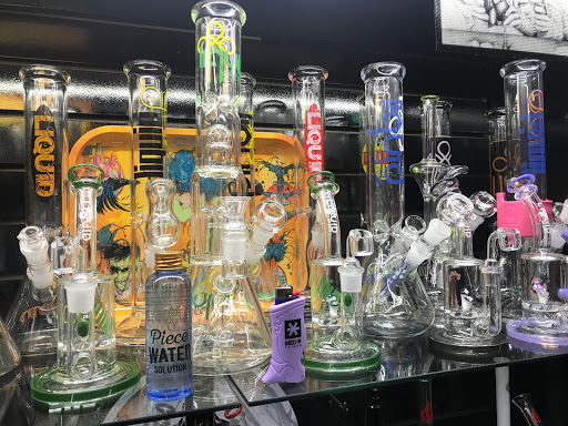 Tobacco Shop «The Hub Smoke Shop & Gifts», reviews and photos, 6410 N Oak Trafficway, Kansas City, MO 64118, USA