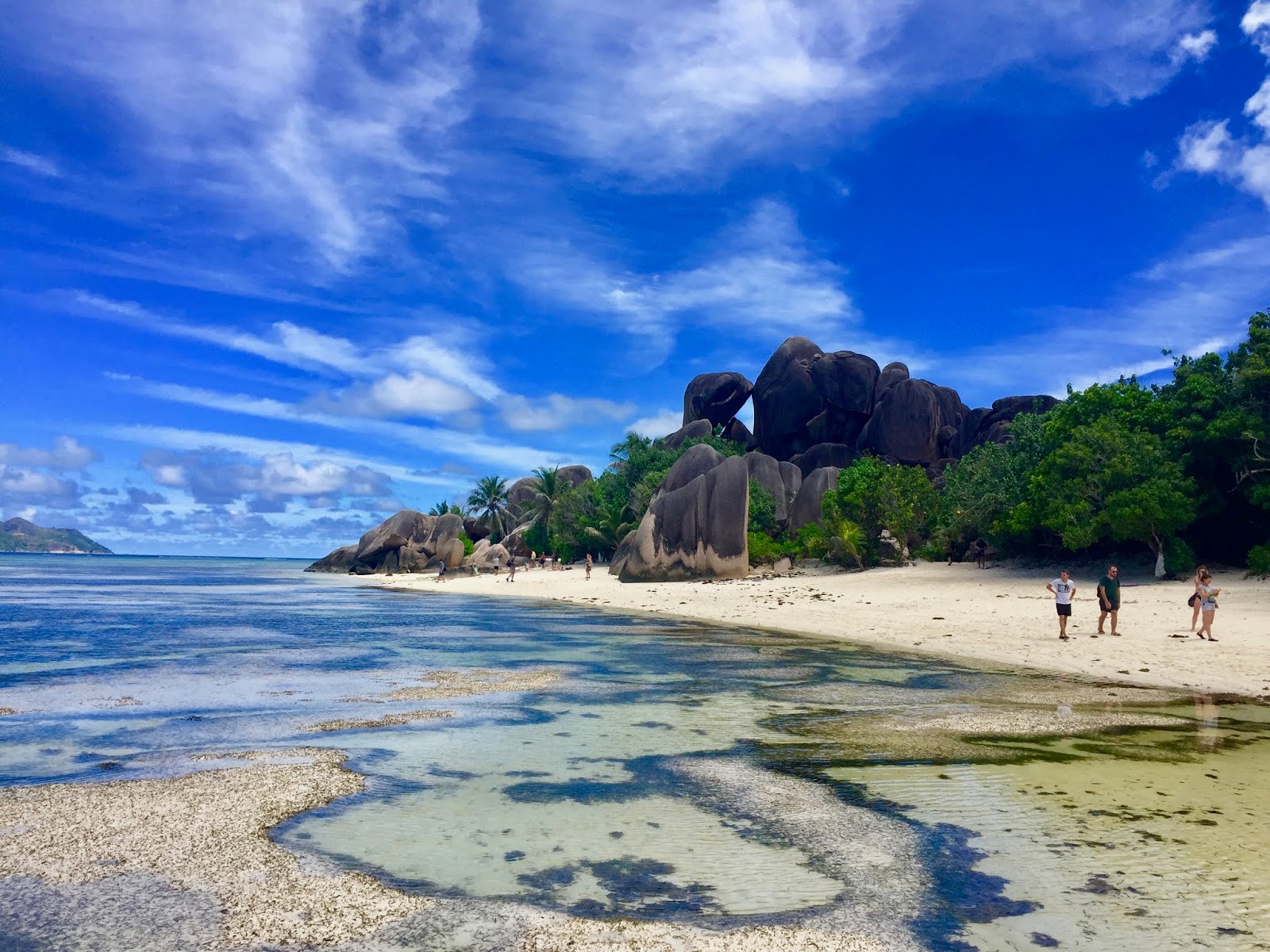 Anse Source d'Argent Plajı II'in fotoğrafı geniş bir kıyı şeridi ile birlikte