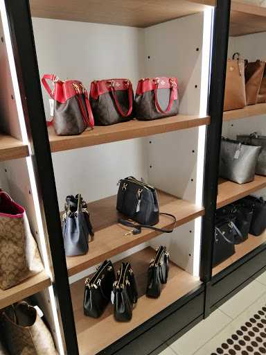 Shopping Mall «Columbia Gorge Outlets», reviews and photos, 450 NW 257th Way, Troutdale, OR 97060, USA