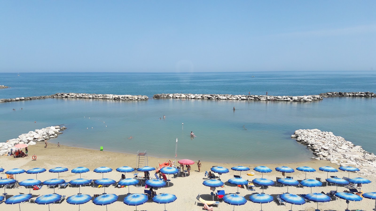 Photo de Marina di Montenero avec sable fin brun de surface