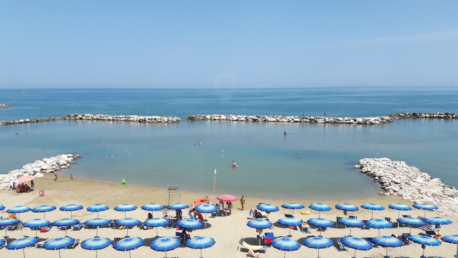 Foto av Marina di Montenero Beach med fin brun sand yta