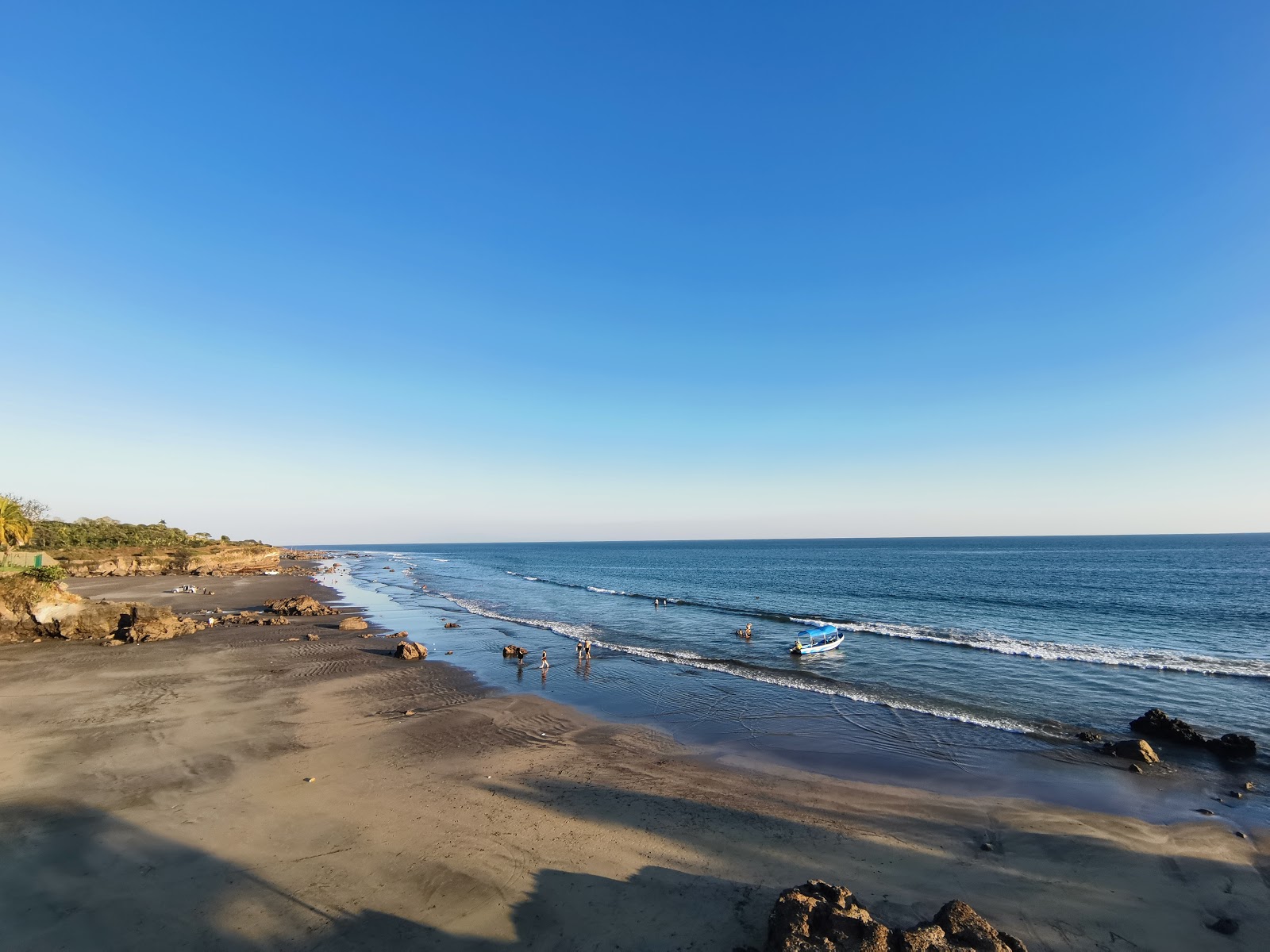 Φωτογραφία του Torola beach με γκρίζα άμμος επιφάνεια