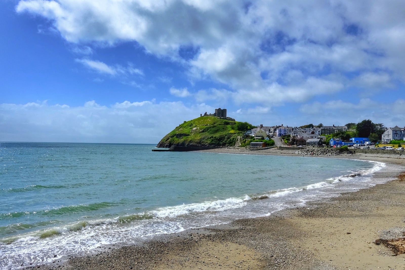 Foto van Criccieth beach met turquoise puur water oppervlakte