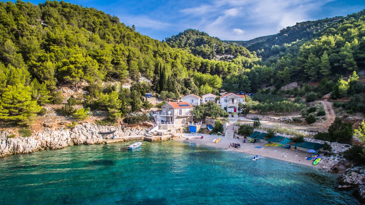 Φωτογραφία του Lost beach με επίπεδο καθαριότητας πολύ καθαρό