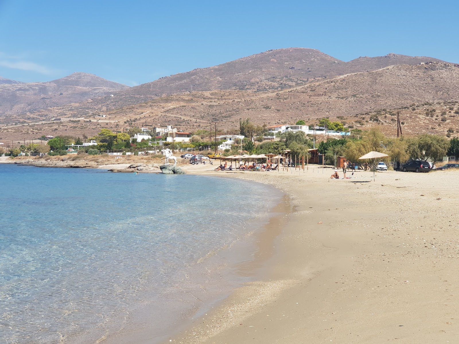 Φωτογραφία του Bouros beach με μπεζ άμμος και βότσαλα επιφάνεια