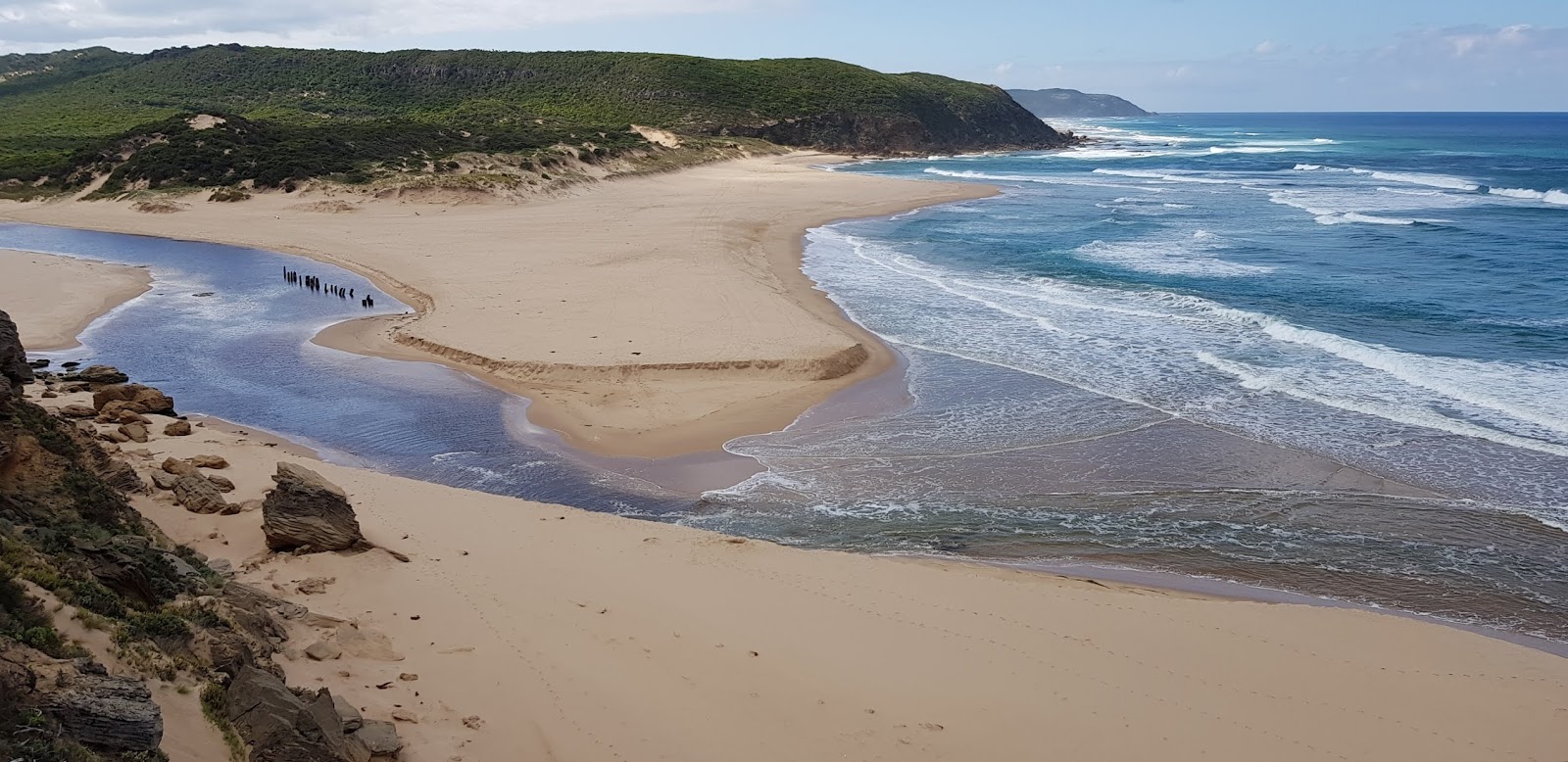 Foto di Aire River Beach con una superficie del sabbia beige