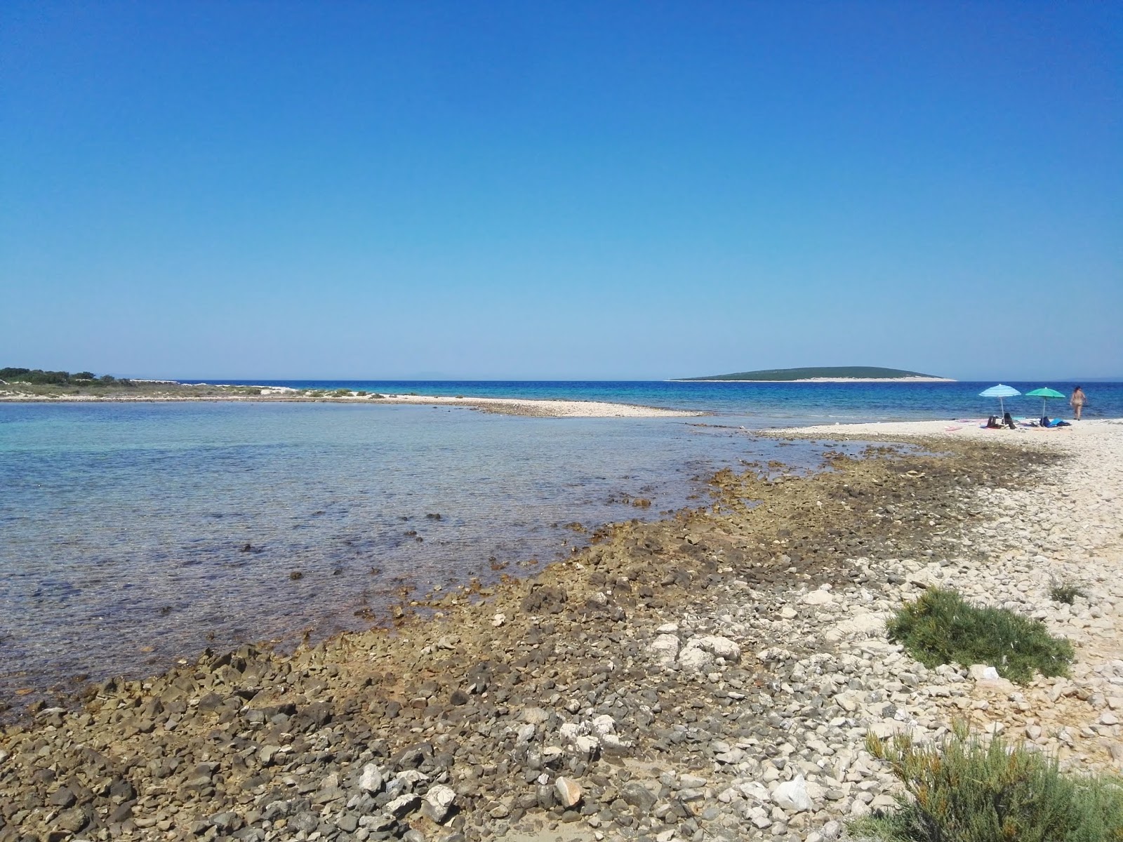 Zdjęcie Maun beach z powierzchnią kamienie