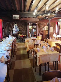 Atmosphère du Restaurant français Restaurant Les Touristes même propriétaire depuis 30 ans à Yzeron - n°1