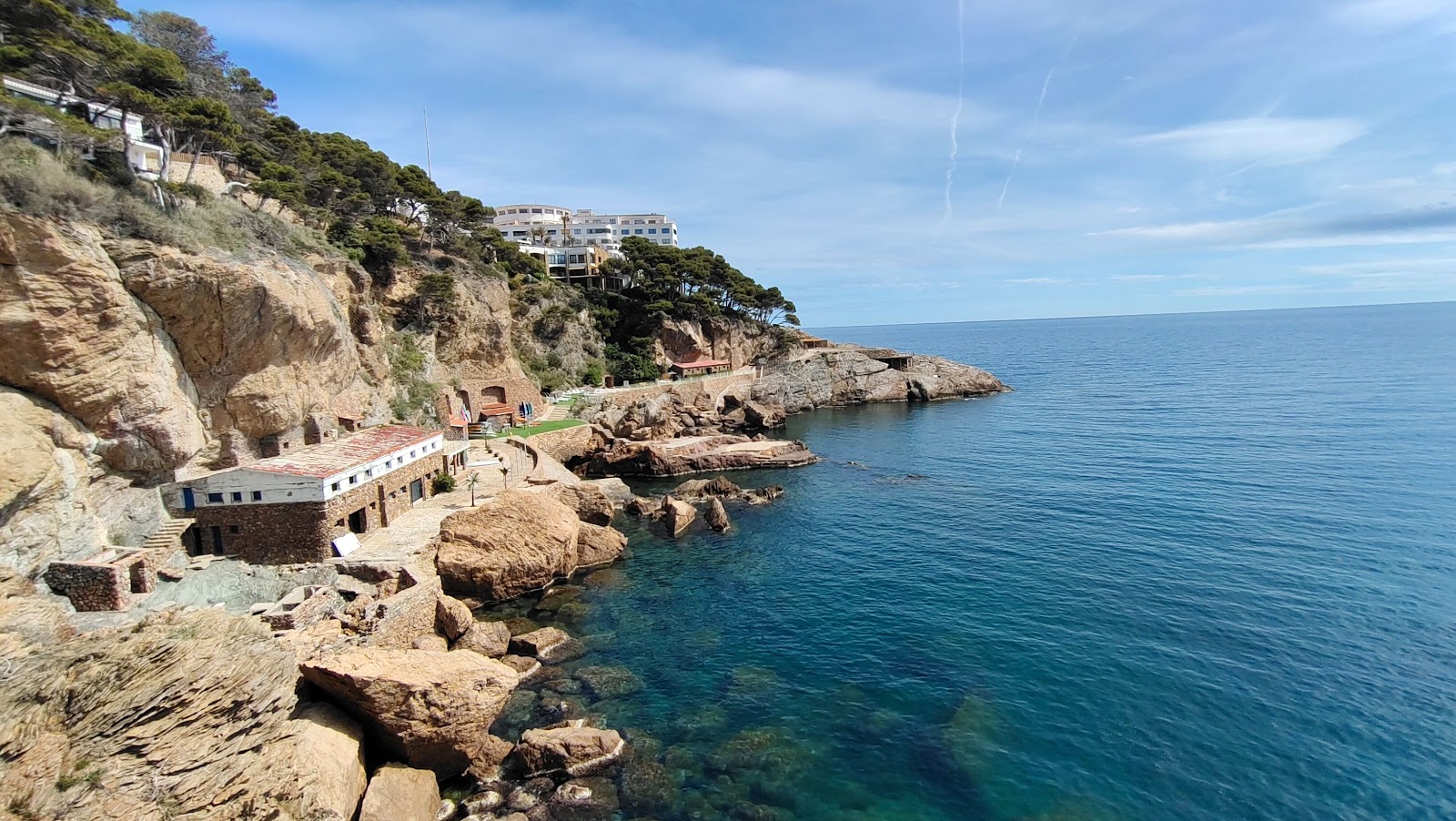 Foto di Platja de la Cap Sa Sal con una superficie del superficie in cemento pavimentata