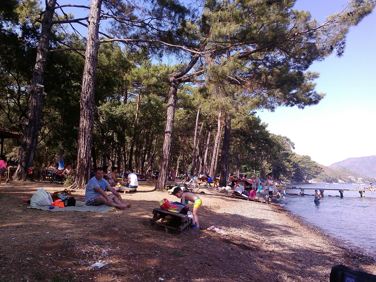 Foto av Cubucak Camp beach omgiven av klippor