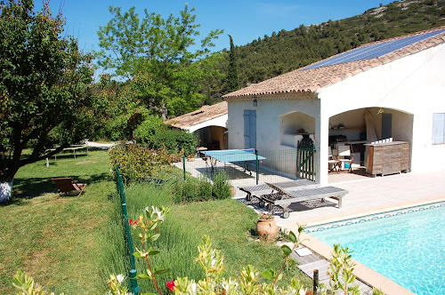 Agence de location de maisons de vacances Location saisonnière Villa avec piscine Simiane-Collongue