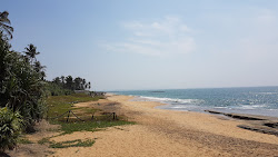 Foto von Uswetakeiyawa Beach mit lange, gerade küste