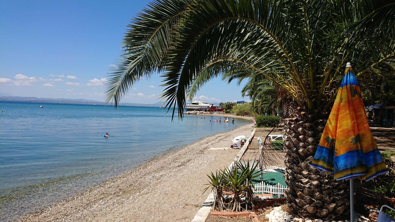 Photo de Milos Camping Beach avec baie spacieuse