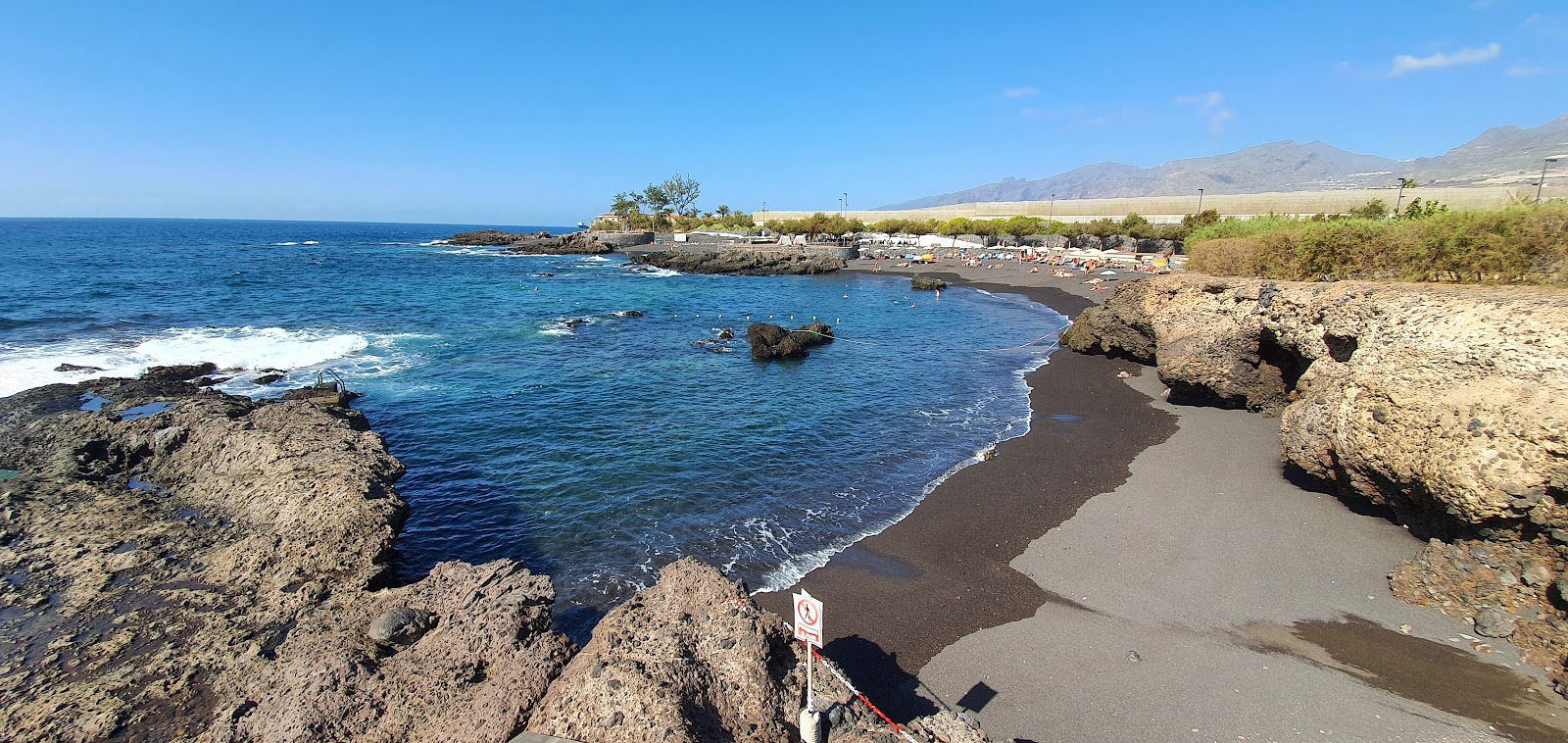 Foto av Playa La Jaquita med grå sand yta