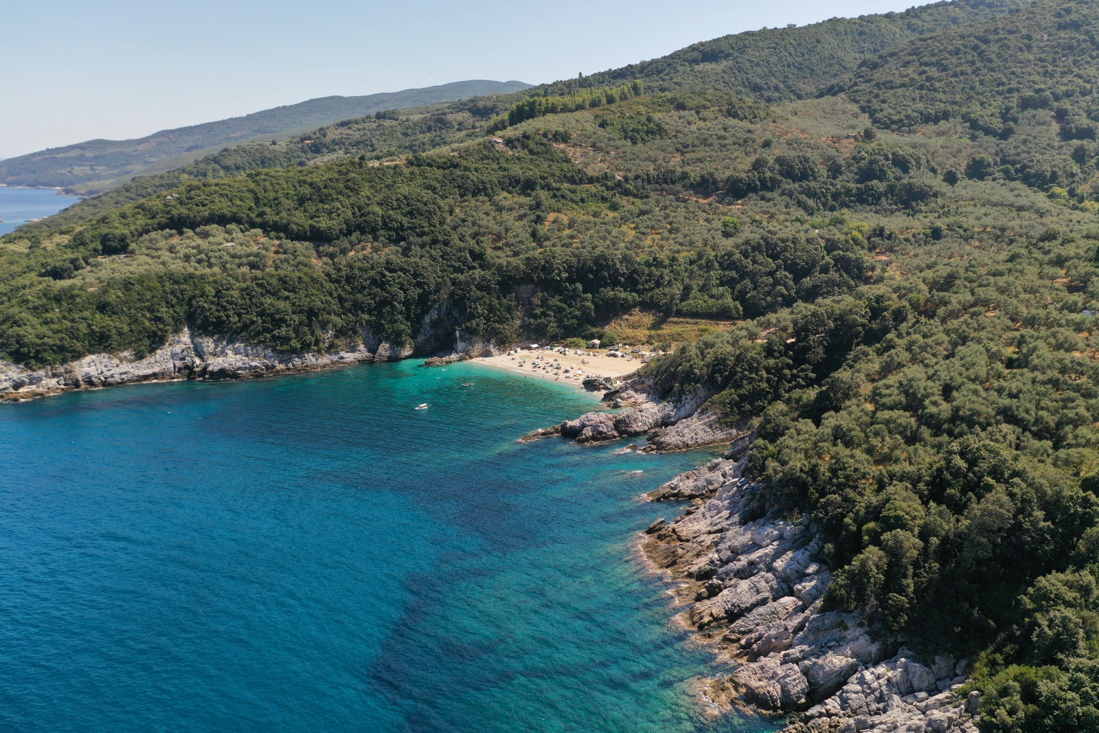 Photo de Limnionas beach entouré de montagnes