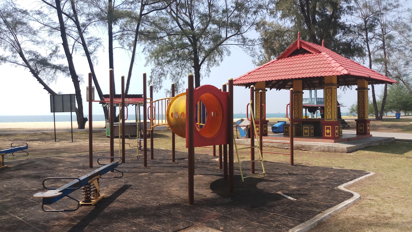Foto von Teluk Kalong Beach von Klippen umgeben