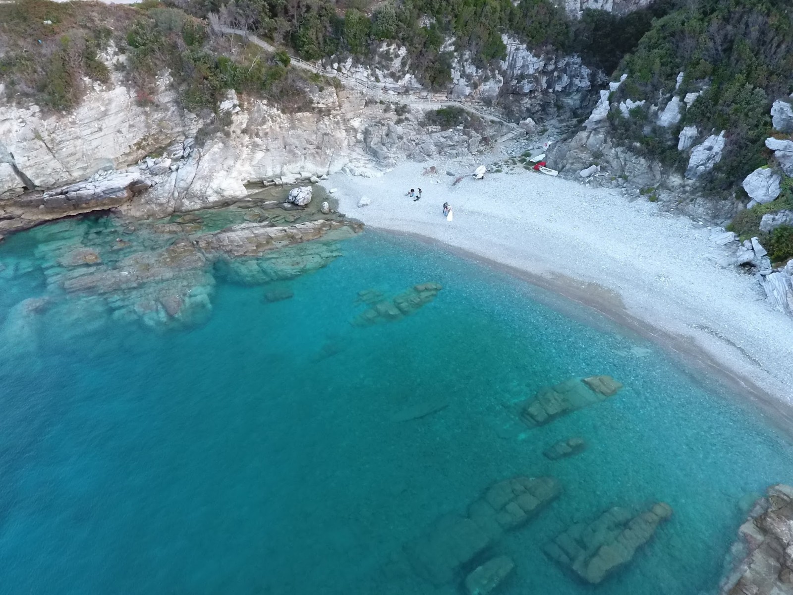 Foto af Kalamaki beach bakket op af klipperne