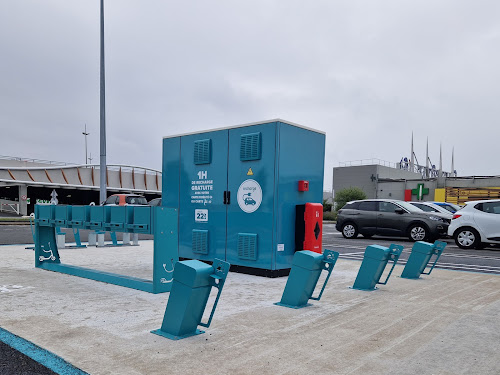 Borne de recharge de véhicules électriques Carrefour Énergies Station de recharge Langueux