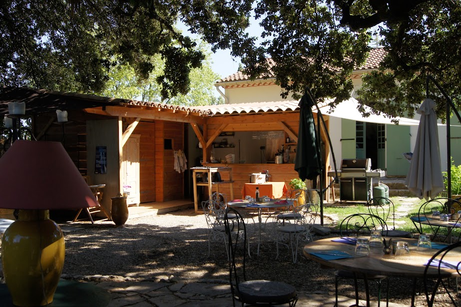 Un restaurant d'extérieur éco-responsable près de Sauve et Quissac : SOUS LE CHENE à Corconne (Gard 30)