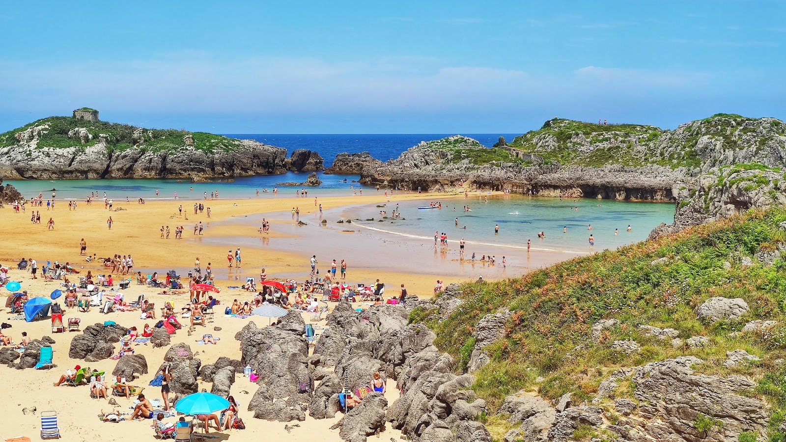 Foto av Playa de Ris med fin brun sand yta